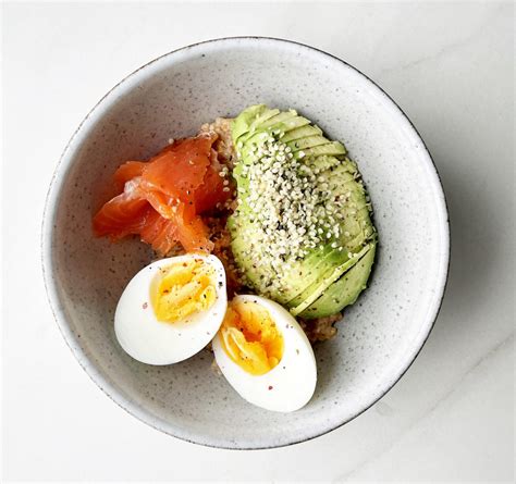 Sudėtinės dalys sumuštiniui su lašiša, avokadu ir kiaušiniu