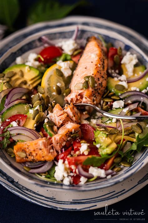 Estetiškai patiektos avokado salotos su lašiša