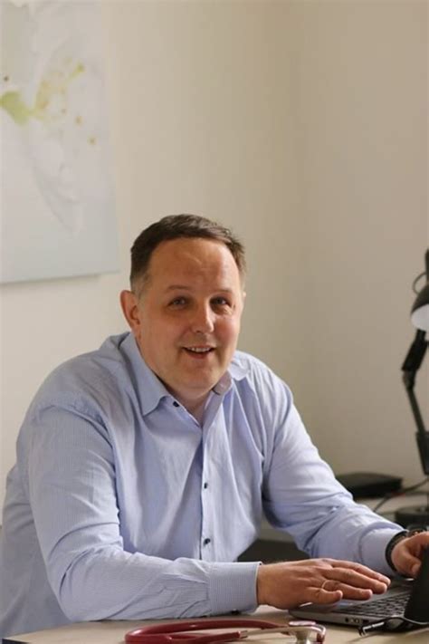 Vaikų ligų gydytojas R. Selvestravičius primena, kad tėvai kūdikį kasdien turėtų nešioti bent po valandą.