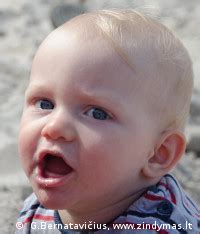 kūdikis kandžiojasi