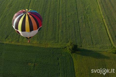 Vyras skrenda oro balionu