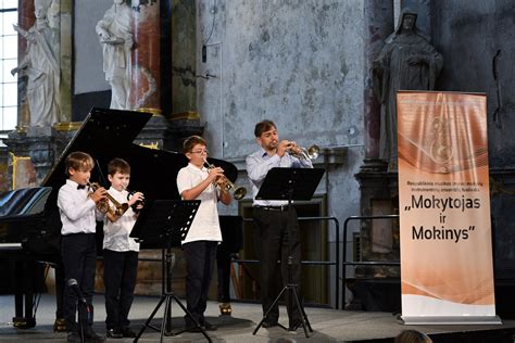 Mokytojas ir mokinys prie pianino