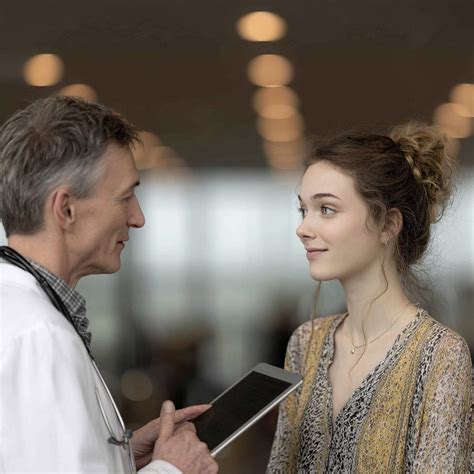 Simbolinė iliustracija su gydytoju ir paciento konsultacija