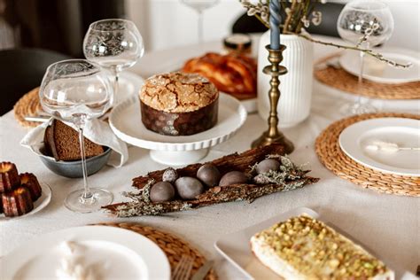 Velykų stalas su margintais kiaušiniais