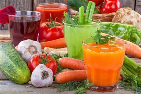 Įvairūs šviežiai spausti vaisių ir daržovių sulčių kokteiliai