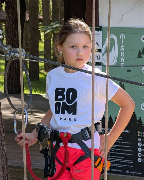 Vaikai laipioja medžių trasose Uno Parke