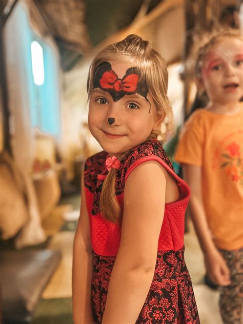 Vaikai su indėniškais piešiniais ant veidų