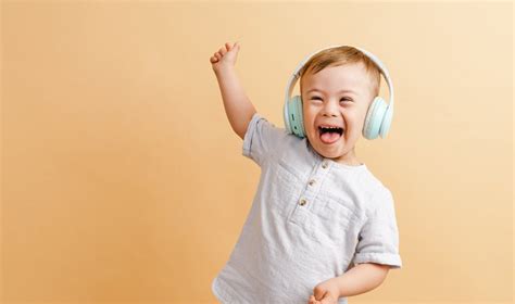 vaikas su ausų krapštuku