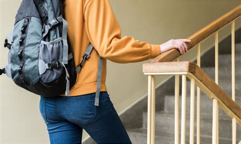 vaikas lipa laiptais