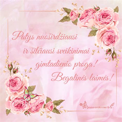 Moteris švenčia gimtadienį su gėlėmis