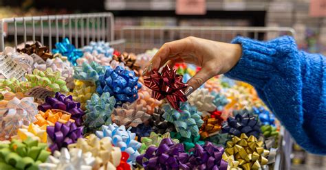 Dovanas pakuojantys žmonės