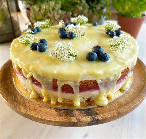 Kaip atrodo tortas su varške ir uogomis