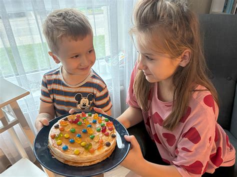 Vaikai puošia tortą