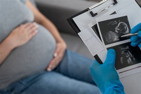 Nėščios moters atvaizdas su vaisiaus ultragarsu