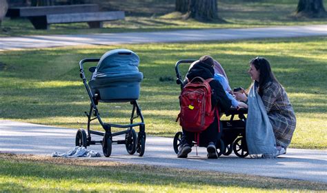 šeima apkabina vaiką