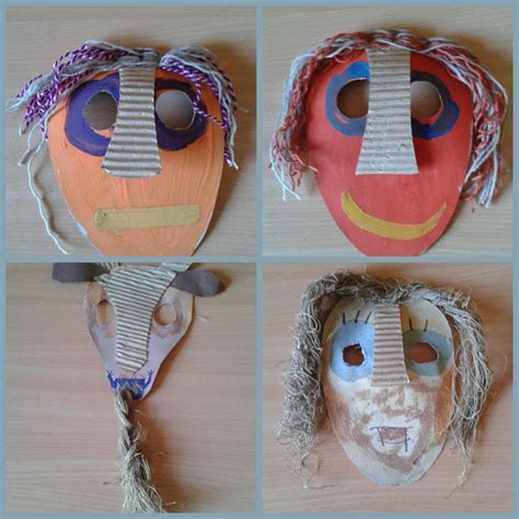 Nuotrauka su vaikais, dėvinčiais pačių pasigamintas Užgavėnių kaukes