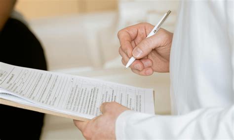 gydytojas išrašo receptą