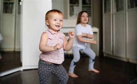 vaikas šoka pagal muziką