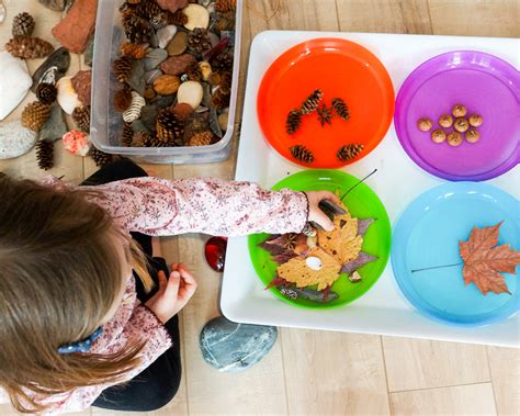 vaikas rūšiuoja žaislus