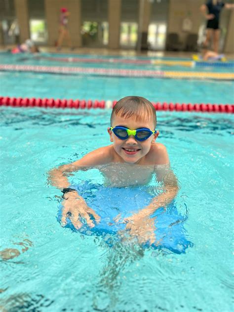 Vaikai mokosi plaukti baseine