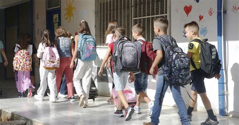 mergaitės su fėjų sparneliais ir karūnomis