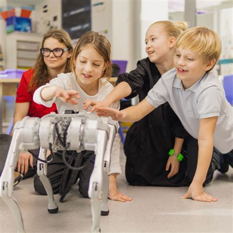 Vaikai konstruoja ir programuoja robotus