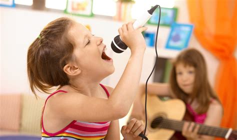 vaikas su mikrofonu dainuoja