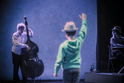 vaikai klausosi muzikos