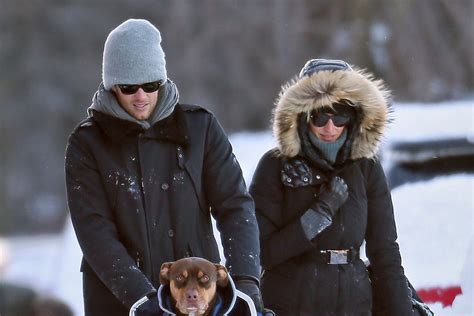 šeima su dvivietėmis rogėmis sniege