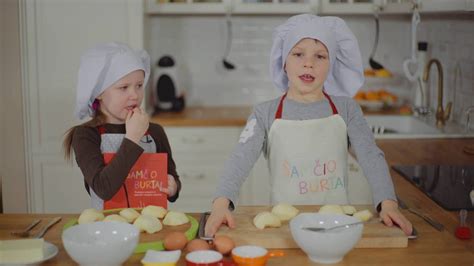 vaikai gamina maistą virtuvėje