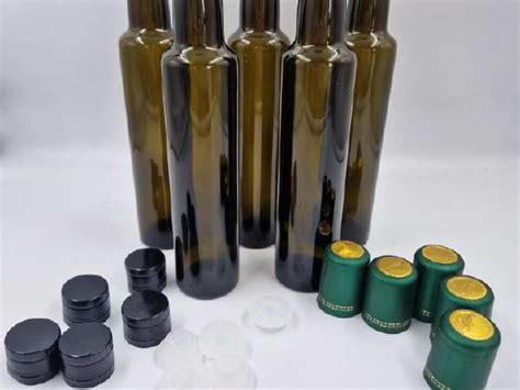 Tamsaus stiklo buteliukas su juodųjų kmynų aliejumi