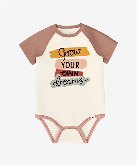 Kūdikis dėvi organinės medvilnės smėlinuką