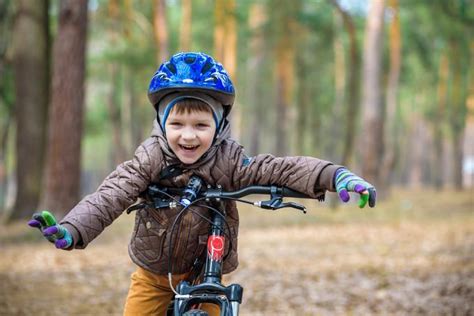 vaikas su dviratininko šalmu ir pirštinėmis