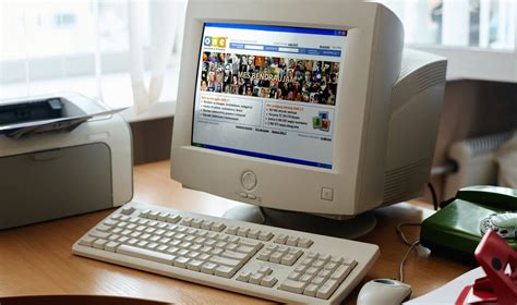 Senovinis kompiuteris su žaidimo ekrano vaizdu