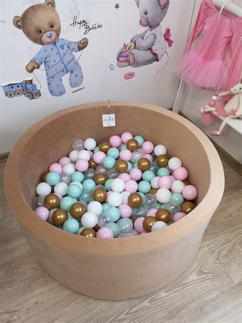 įvairių dydžių kamuoliukų baseinai