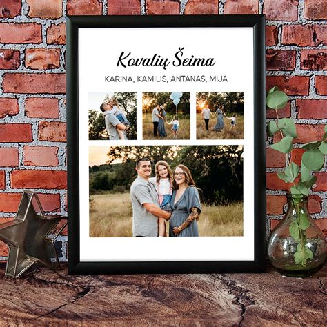 šeima žiūri nuotraukų albumą