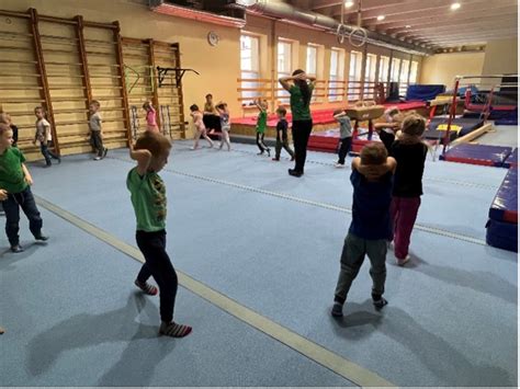 Vaikai daro gimnastikos pratimus