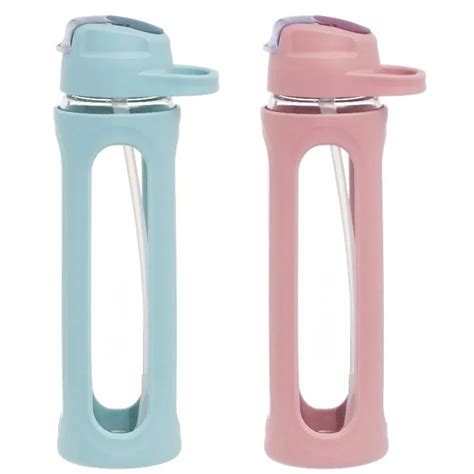 Vaikas geria iš gertuvės su šiaudeliu