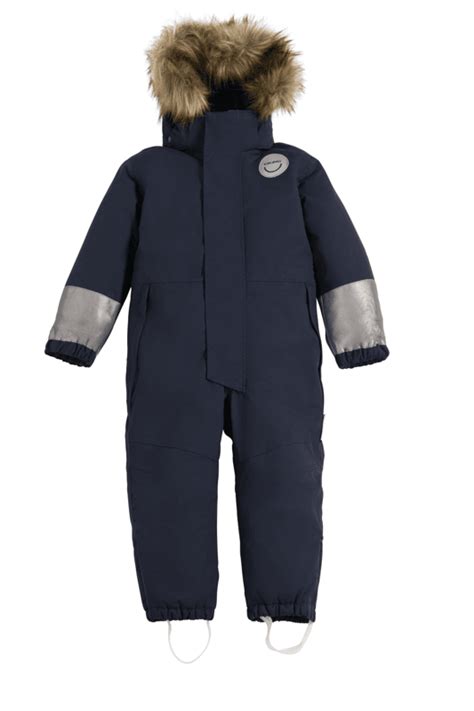 vaikas šiltame kombinezono