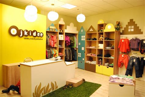 vaikų drabužių parduotuvės vitrina
