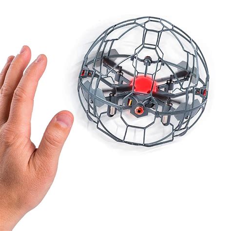 Vaiko rankose laikomas rožinis dronas