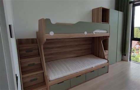 dviaukštės lovos su integruota spinta