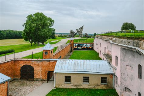 Kauno IX forto muziejaus nuotrauka, kurioje matoma memorialinė lenta