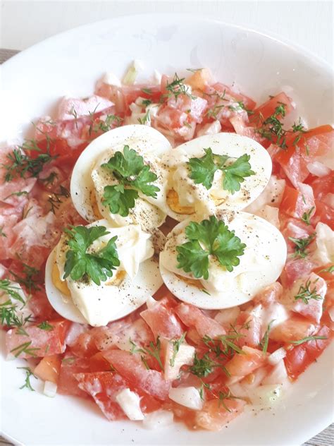 Įvairūs patiekalai su virtų kiaušinių