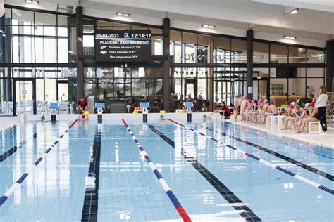 Nėščiosios plaukioja baseine