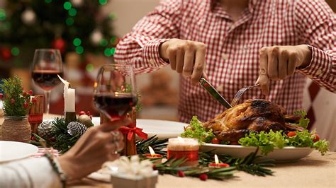 Žmogus valgo per daug šventinio maisto