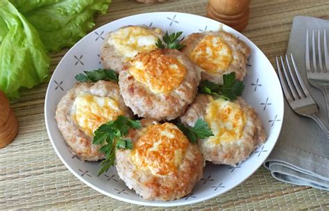 Nuotrauka, vaizduojanti įvairius patiekalus su kiaušiniais