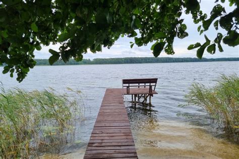 Žmogus ant lieptelio prie ežero