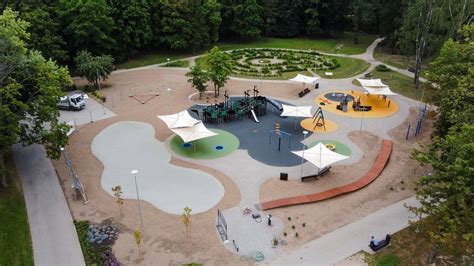 Vaikų žaidimų aikštelė su kosminiais nameliais