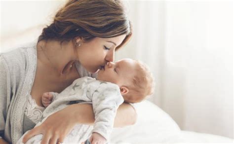 Motina laiko kūdikį ant rankų